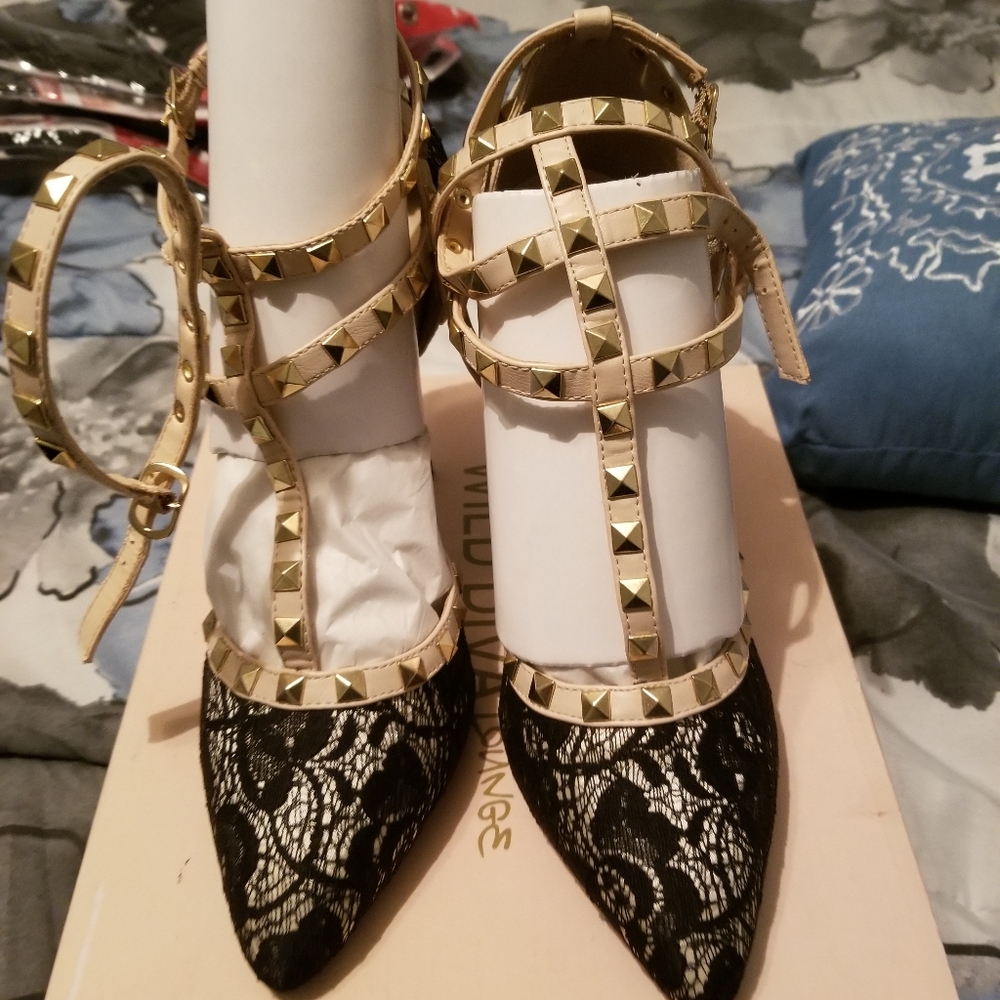 Lace detail pump